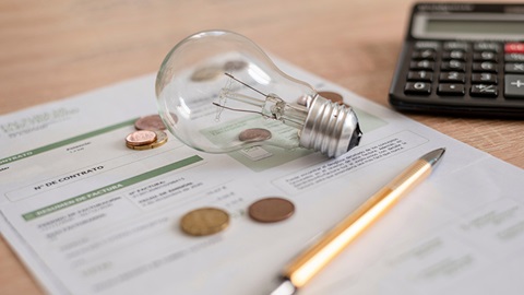 Factura de la luz con bombilla - Sube el término fijo del recibo eléctrico